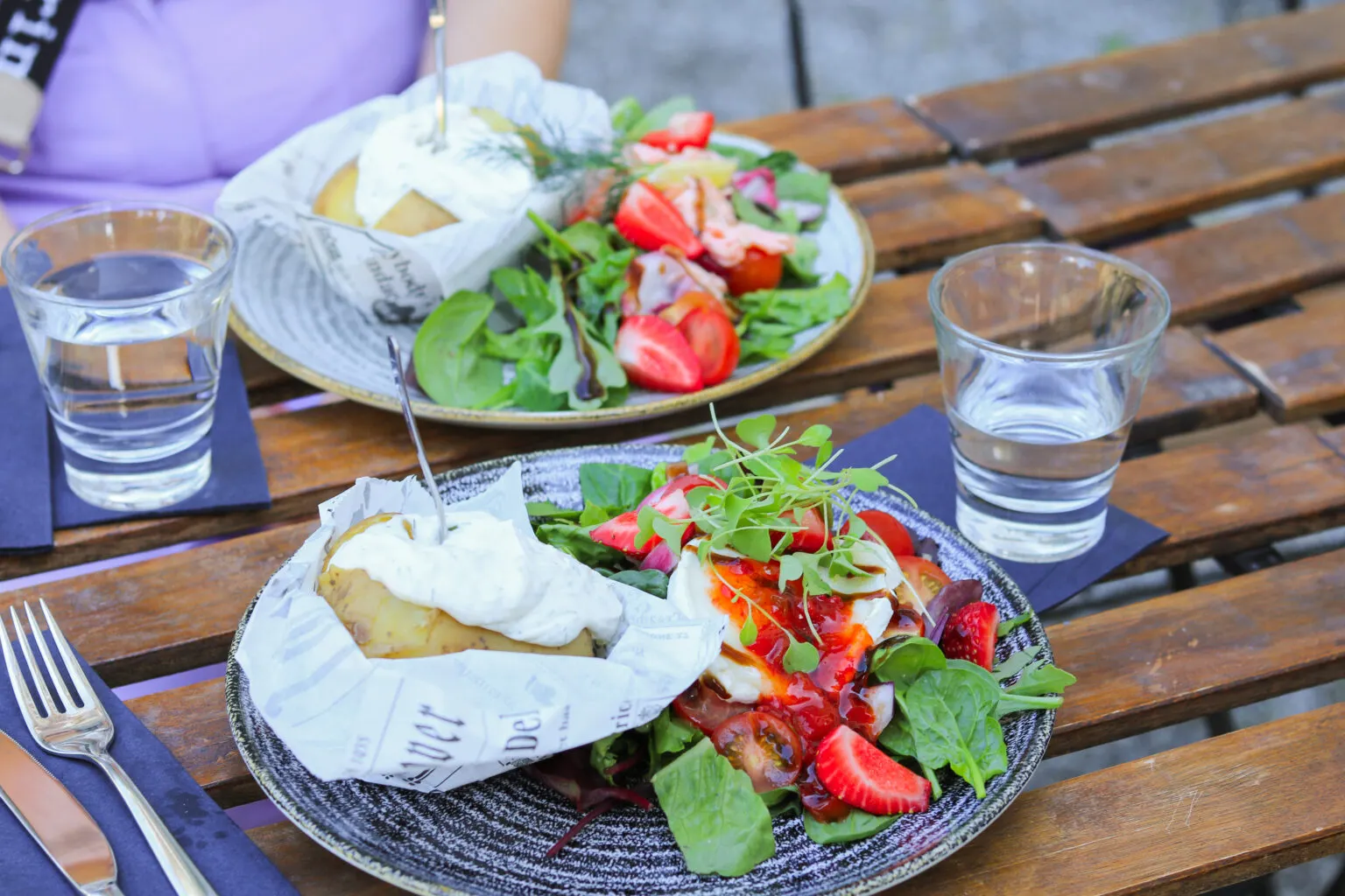 Herkuttelua ja kesätunnelmaa Hatanpään kartanon kesäkahvilassa