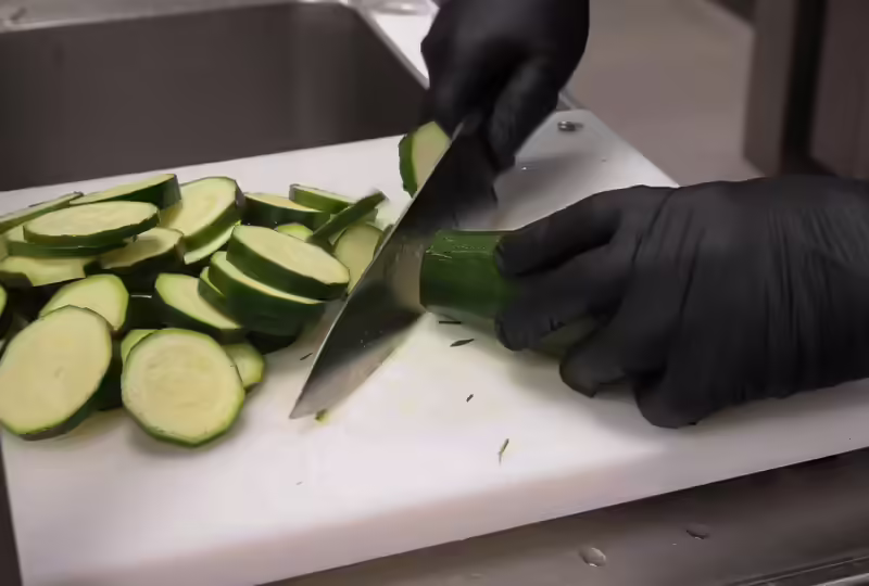 Kesäkurpitsan leikkaus