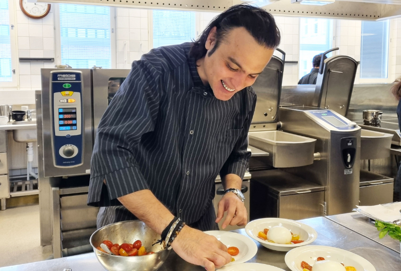 Juvenes tukee tulevia ravintola-alan ammattilaisia lahjoittamalla työvaatteita TAKKin opiskelijoille