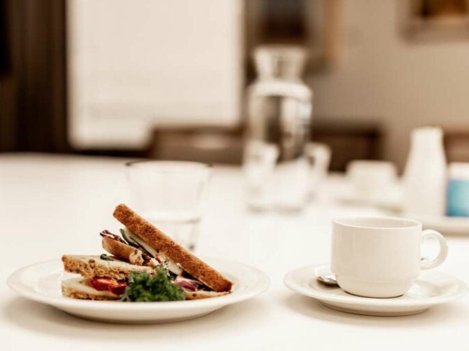 Laakäritalon kokoustilojen tarjoilut