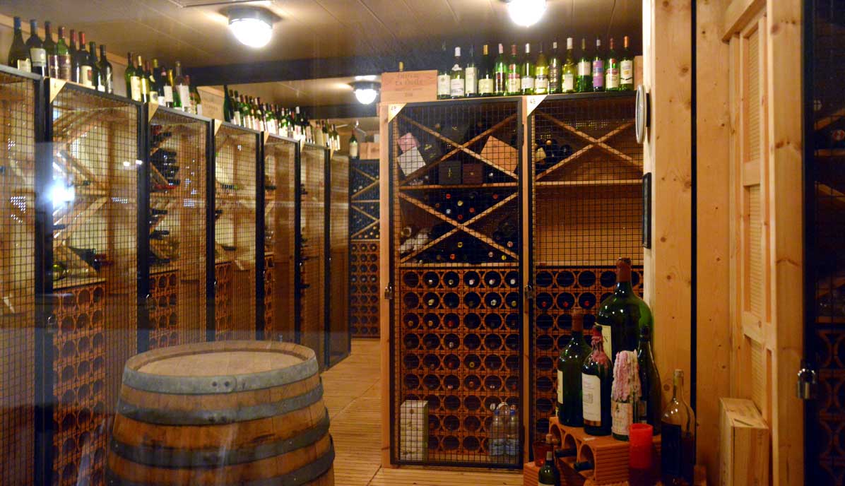 Tunnelmallinen viinikellari Tampereen sydämessä