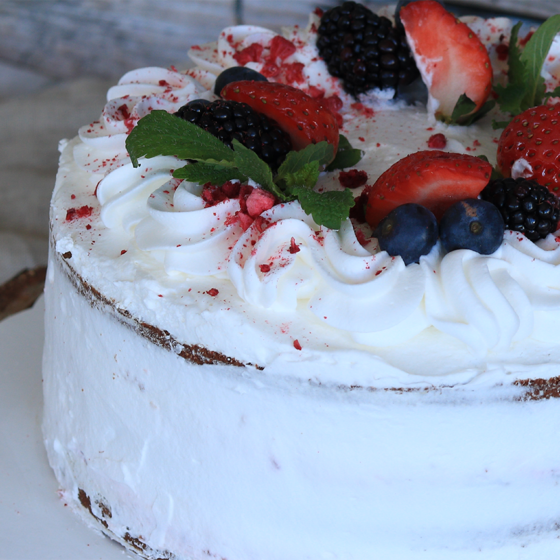 makeat ja suolaiset kakut - Vegaaninen marjaisa täytekakku